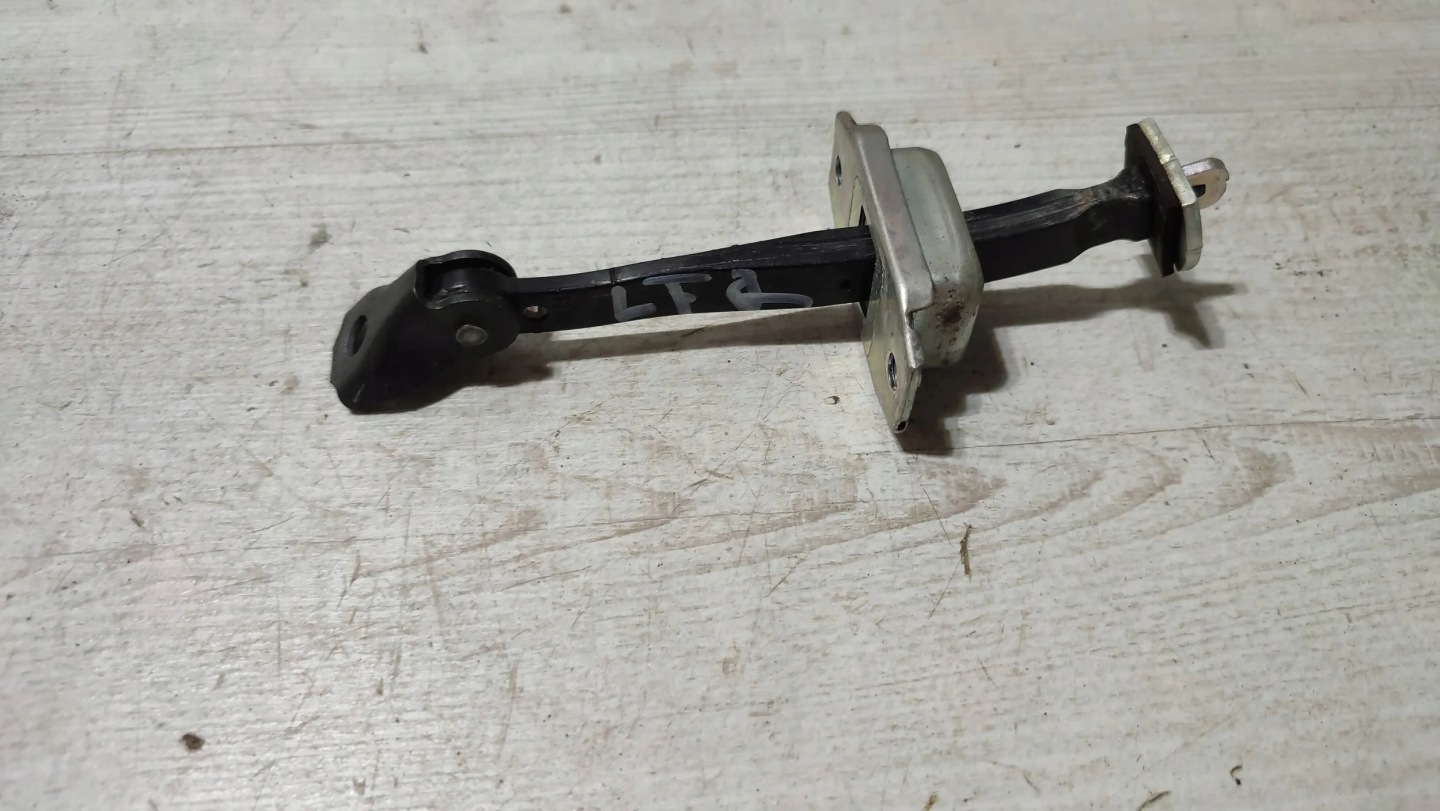 Nissan Qashqai 16r 1.5dci rear part side left limiter