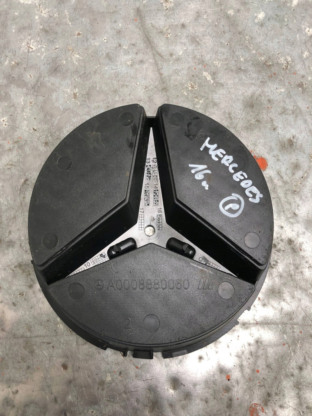 holder ZNACZKA front MERCEDES A0008880060