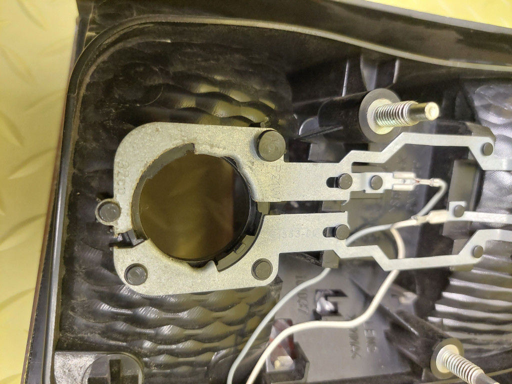 VOLVO XC70 II KOMBI light left rear part