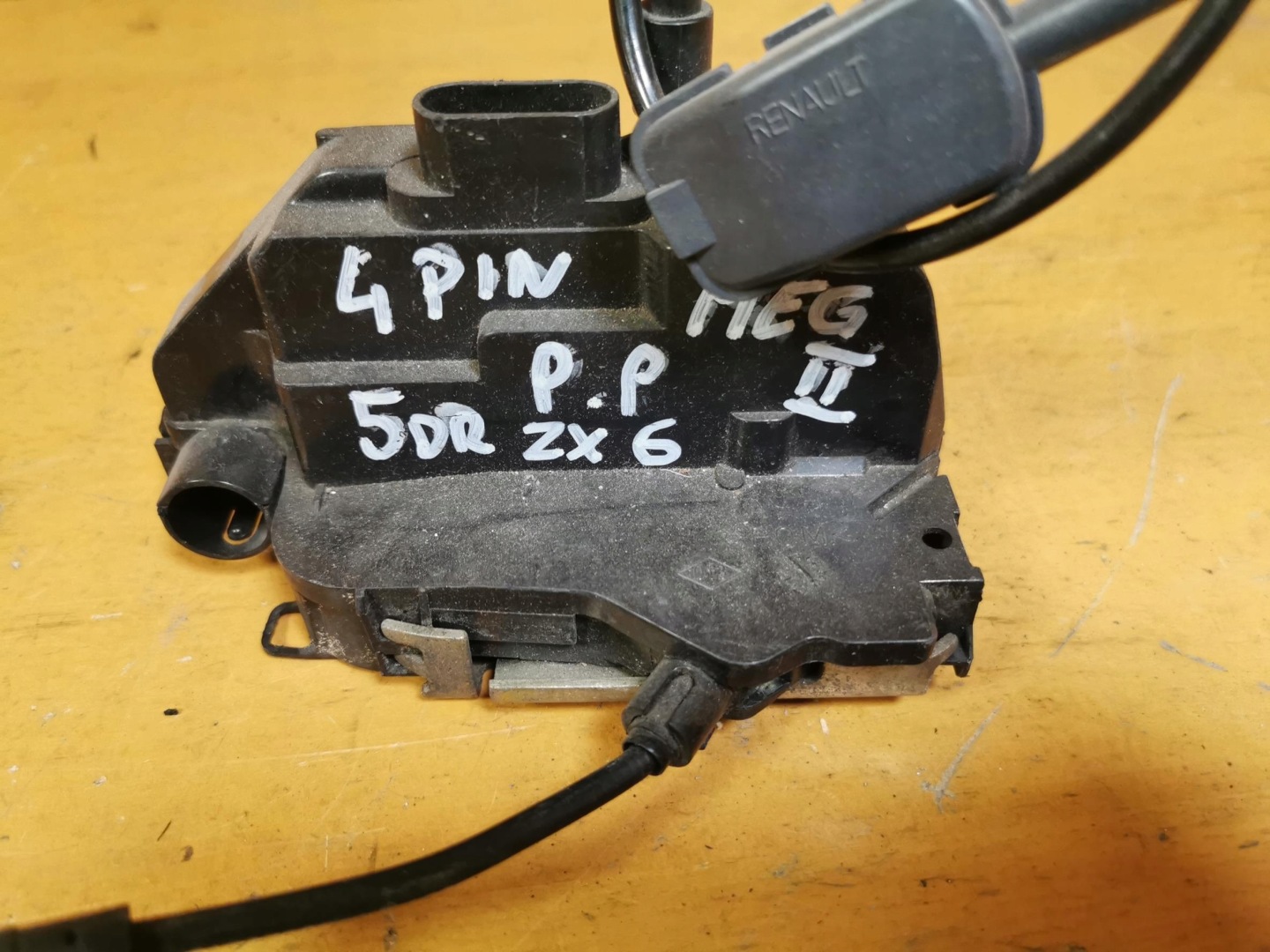 lock door right front 4 PIN RENAULT MEGANE II 02-08