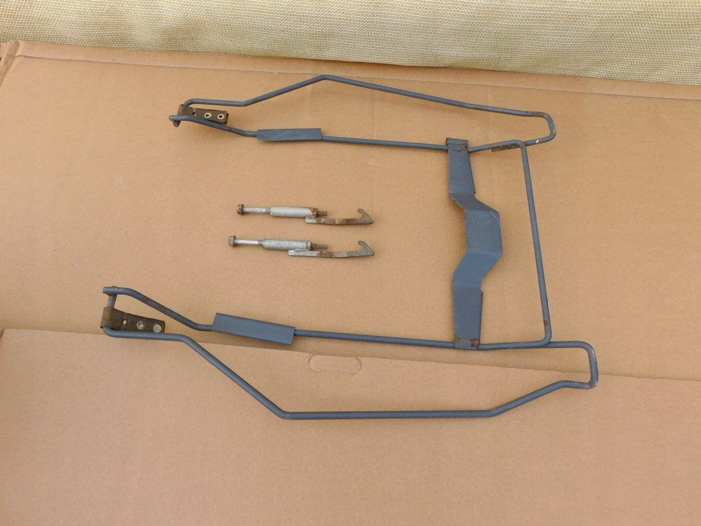 Mercedes Sprinter 906 Panier Roues de la roue de secours - Fixation zaczepy KOMPLET