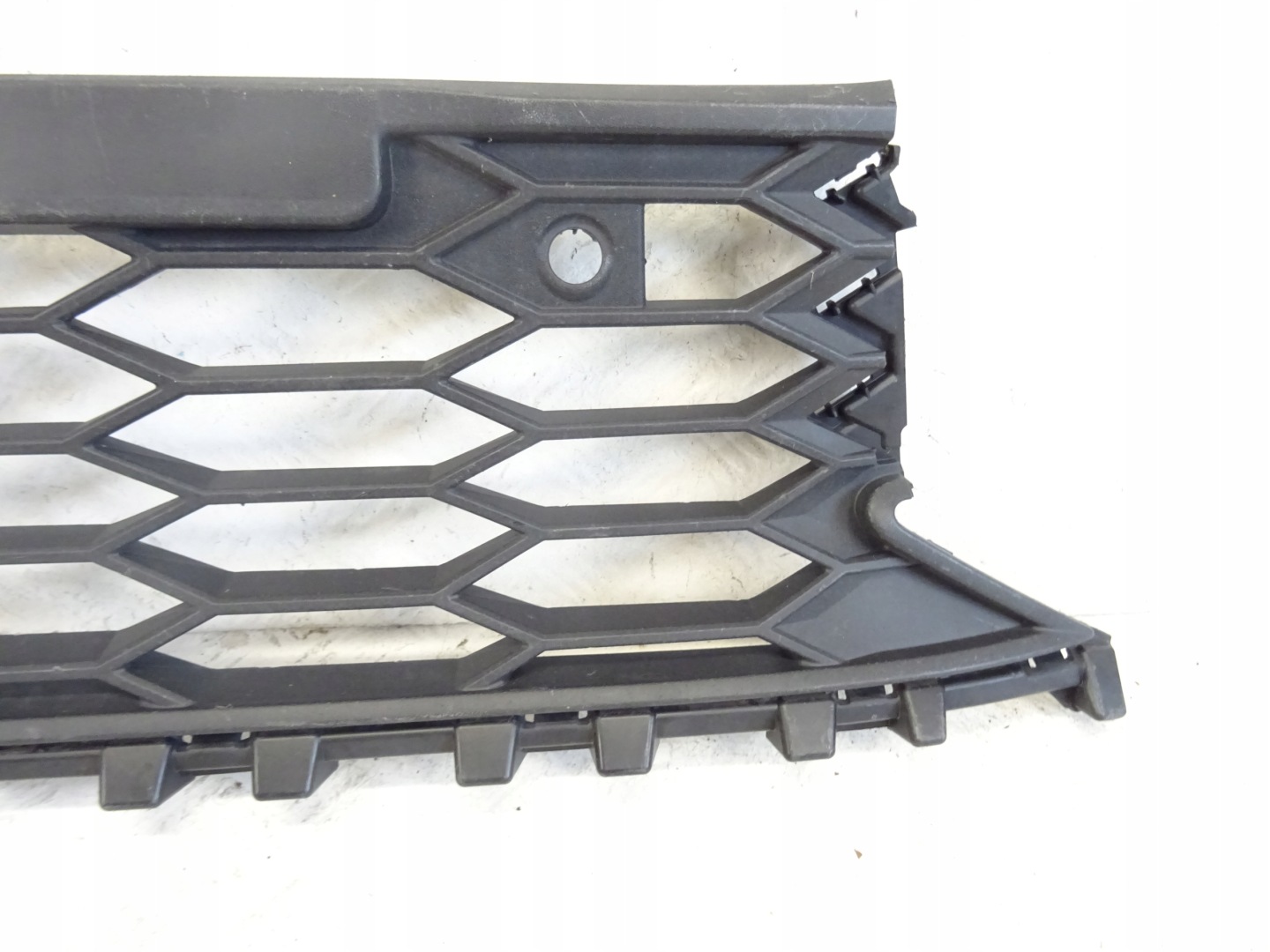 grid of a bumper front front central VW GOLF VIII 8 5H0853677C
