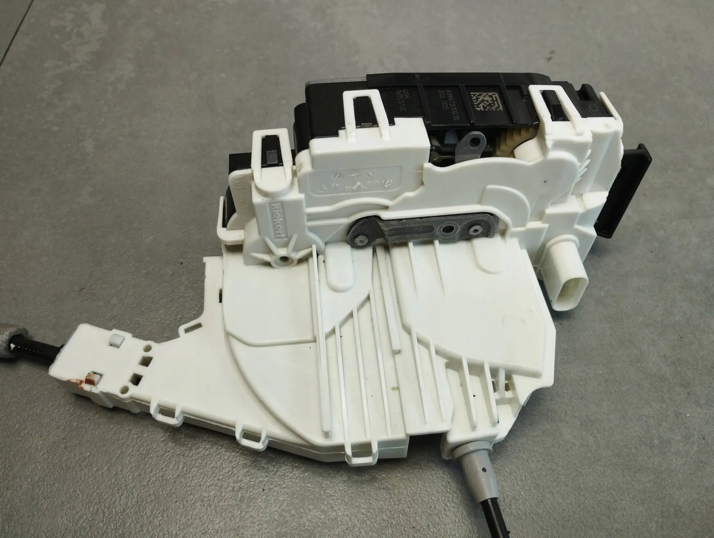 Mercedes-Benz CLS C218 lock right front UK A0997200235