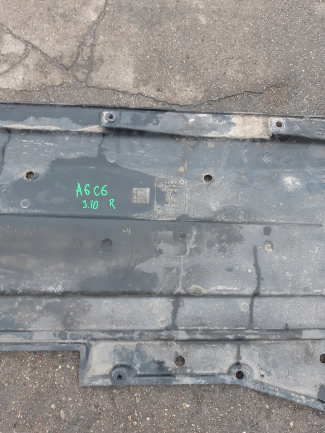 AUDI A6 C6 Blende Abdeckung abdeckung des Bodens Unterfahrschutz rechts 4F0825208