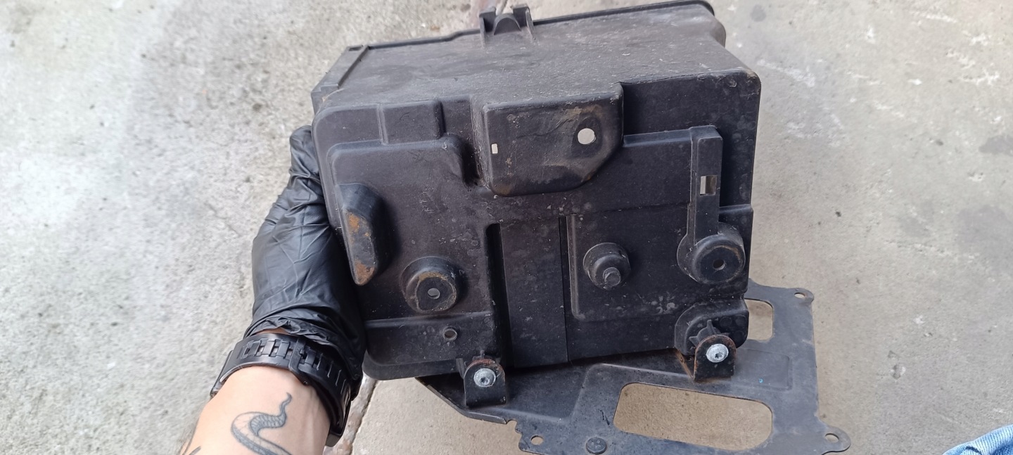 držák obal akumulátoru FORD FIESTA MK7 8V21-10723-AC