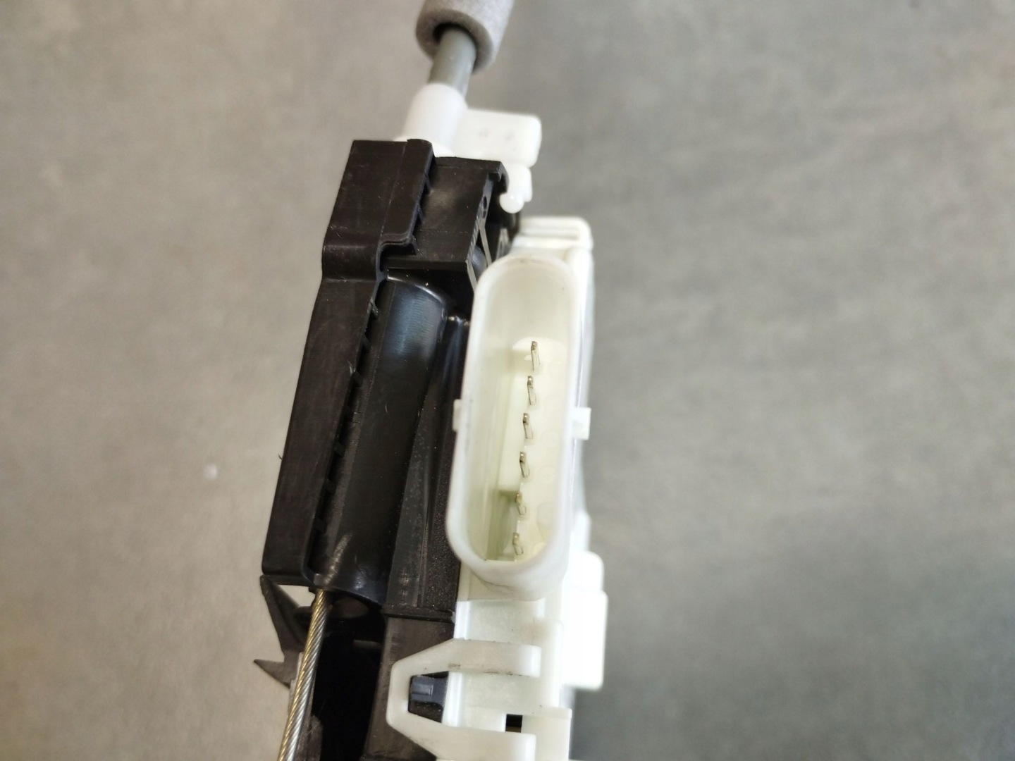 Audi A4 S4 B9 8W lock left rear part 8X0839015F