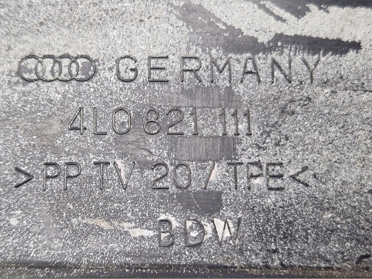 hangszigetelő fedél sárvédöt bal AUDI Q7 4L 4L0821111