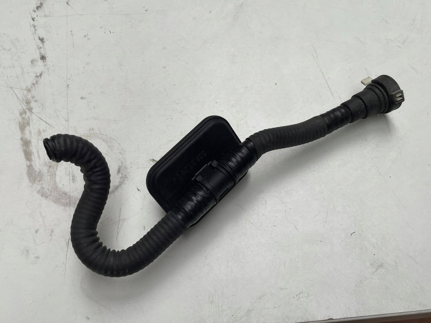 valve fuel line VW PASSAT B8 04e133277a !J