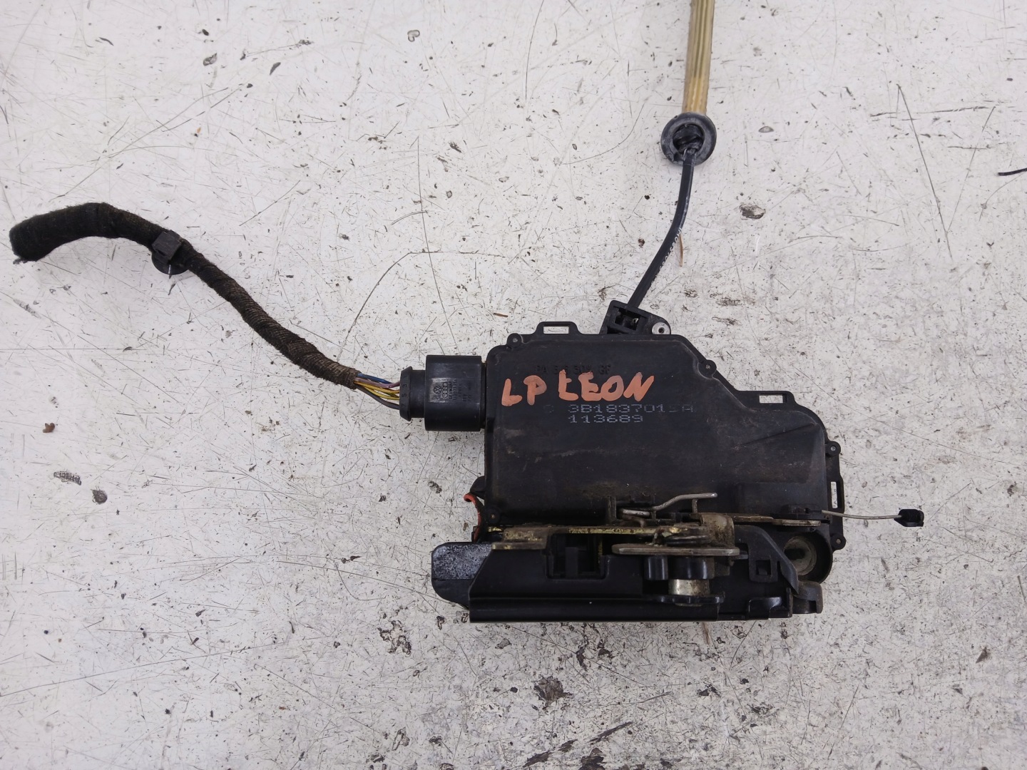 VW PASSAT B5 SKODA OCTAVIA and LEON and lock door left front 3B1837015A