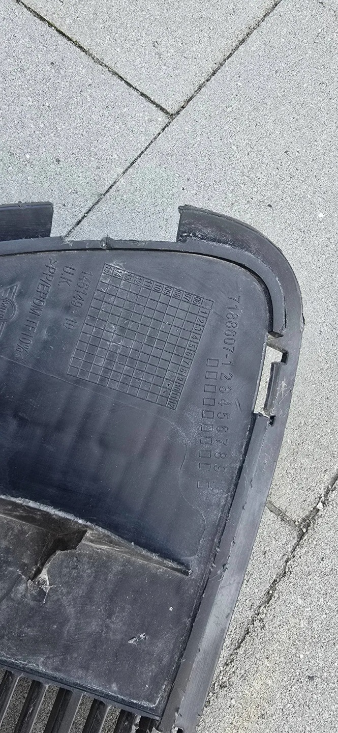 Lüftungsgitter der Stoßstange mitte MINI R55 R56 7188607