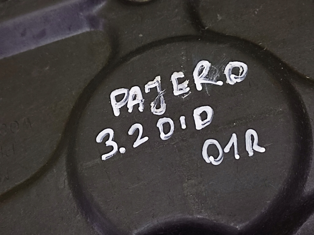 MITSUBISHI PAJERO 3 Porta per batteria MR440935