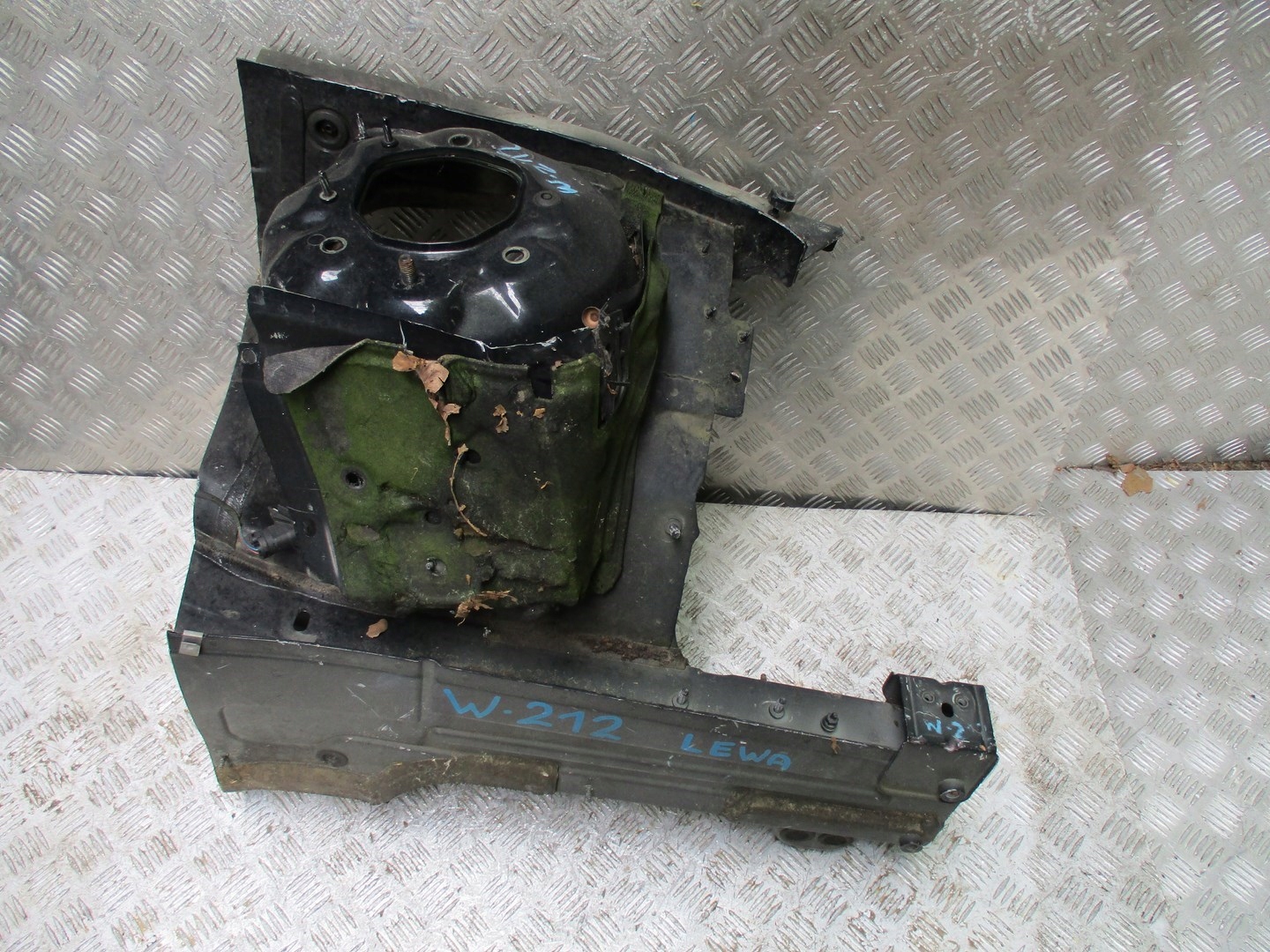 LÄNGSTRÄGER NOSEK MERCEDES 212 LINKS