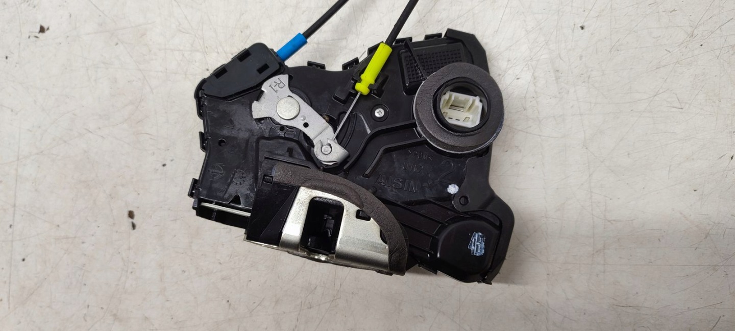 lock door front front right Toyota Avensis T27
