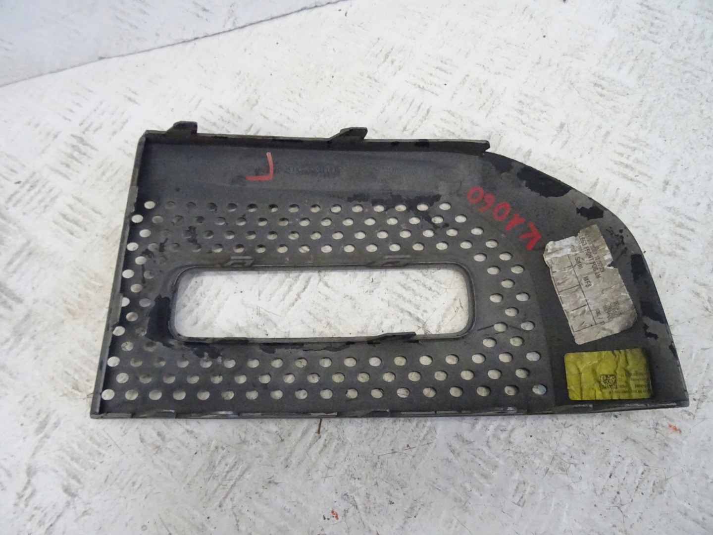 grid of a bumper front front left LAND ROVER DEFENDER II L8B2-15B217