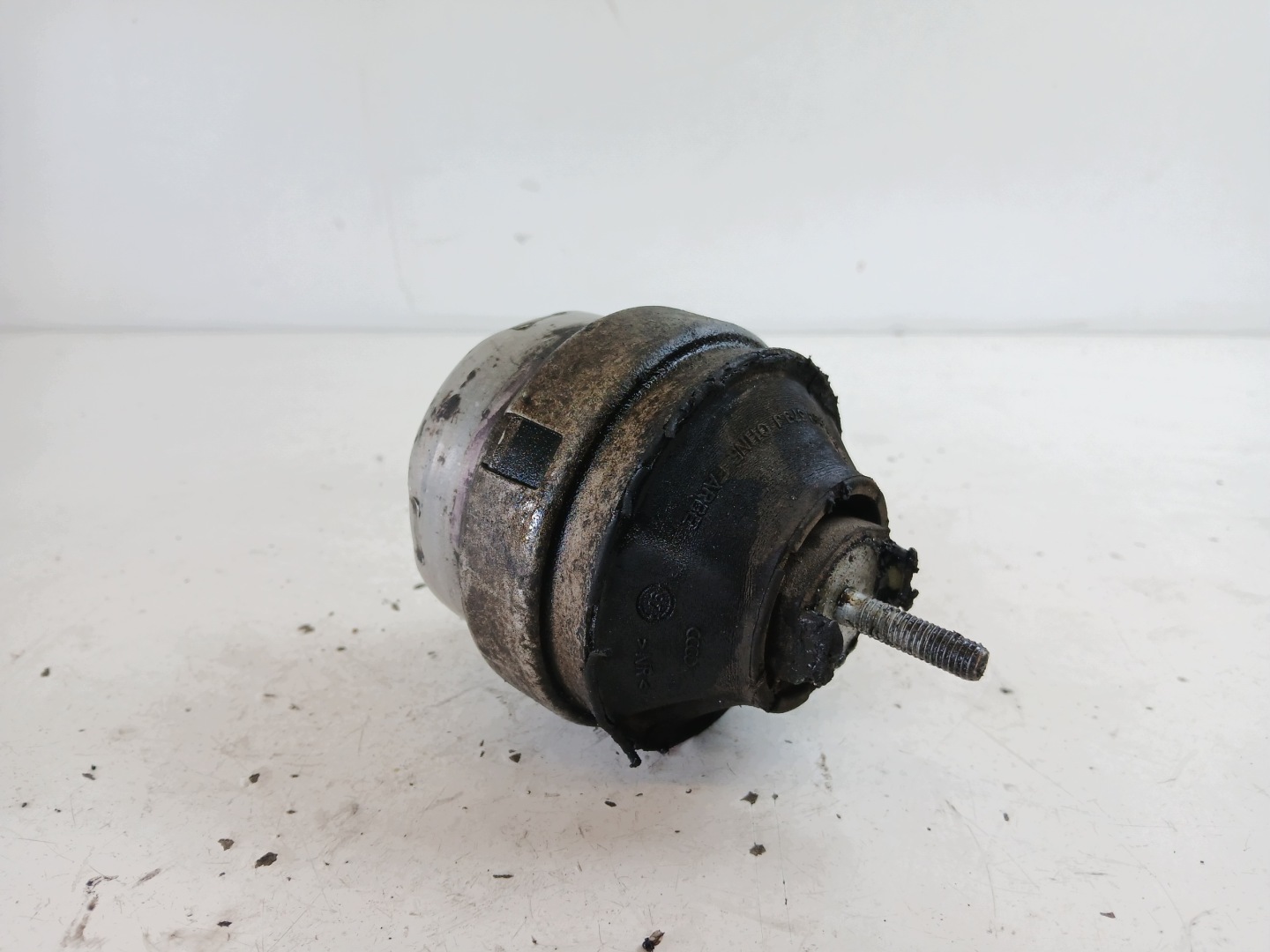 AUDI A6 C5 VW PASSAT B5 engine mount 8D0199379J