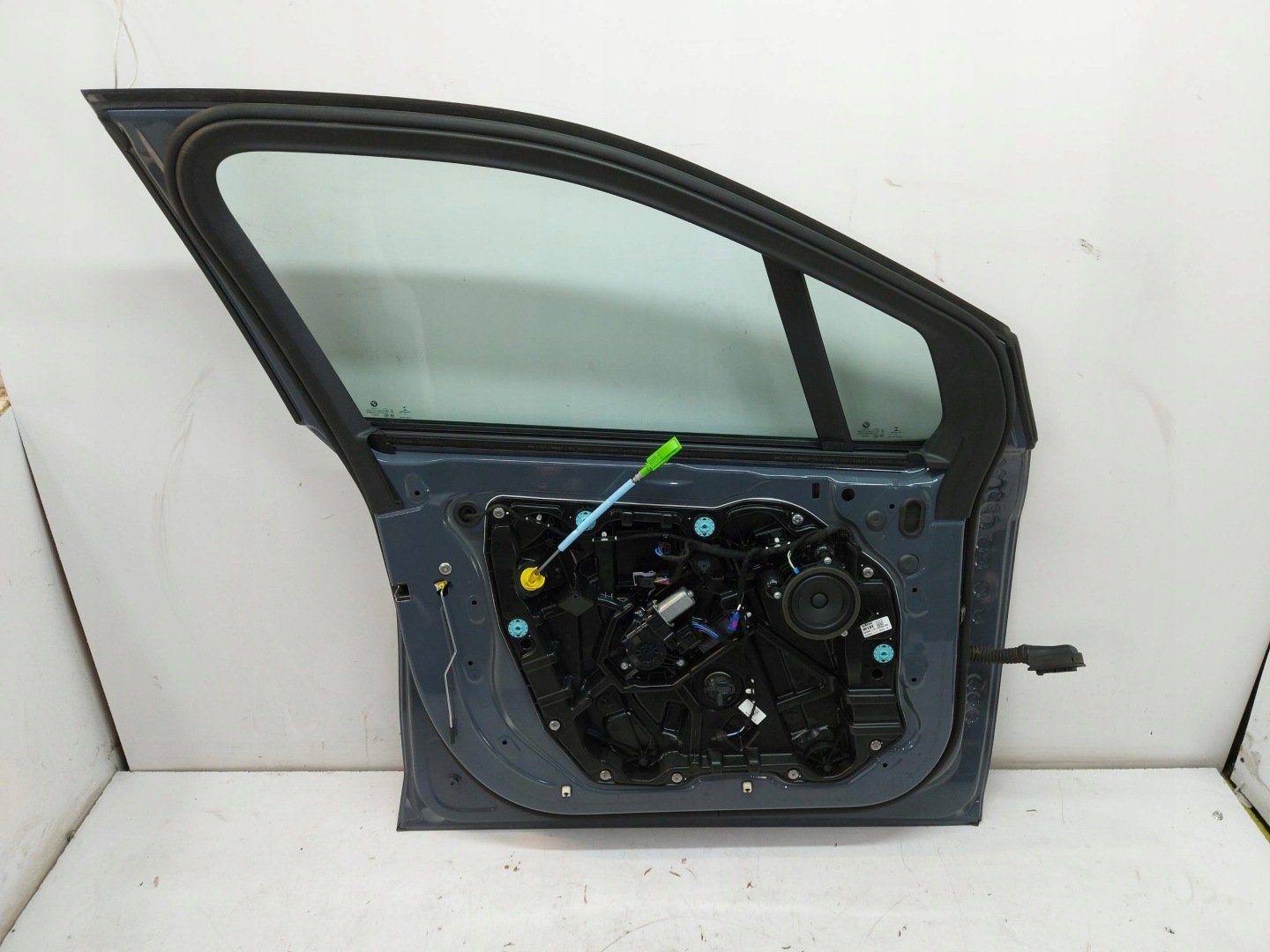BMW U06 220d dveře levý předek přední C3N
