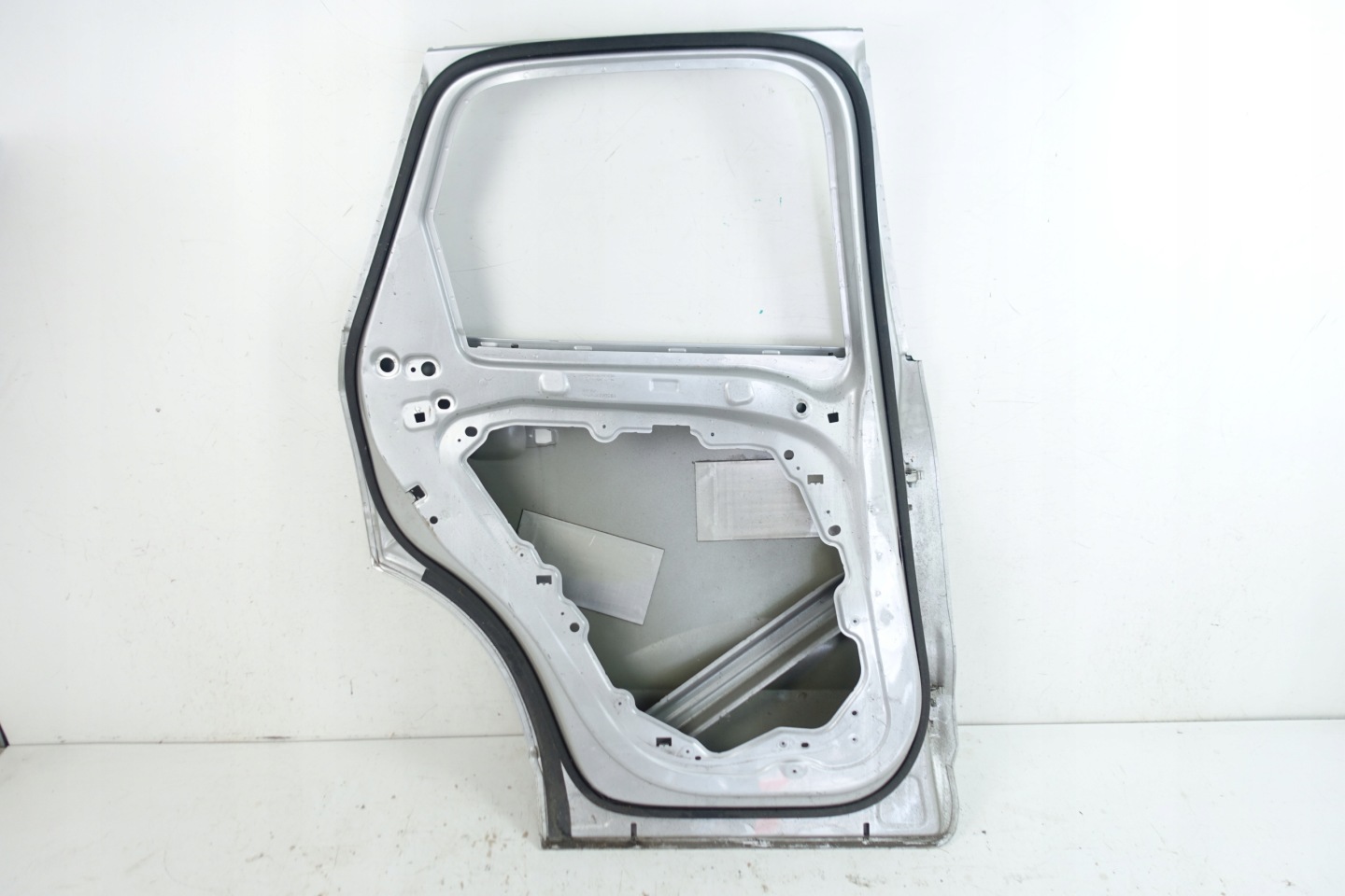 VOLVO XC60 II 2017- door rear. left rear part