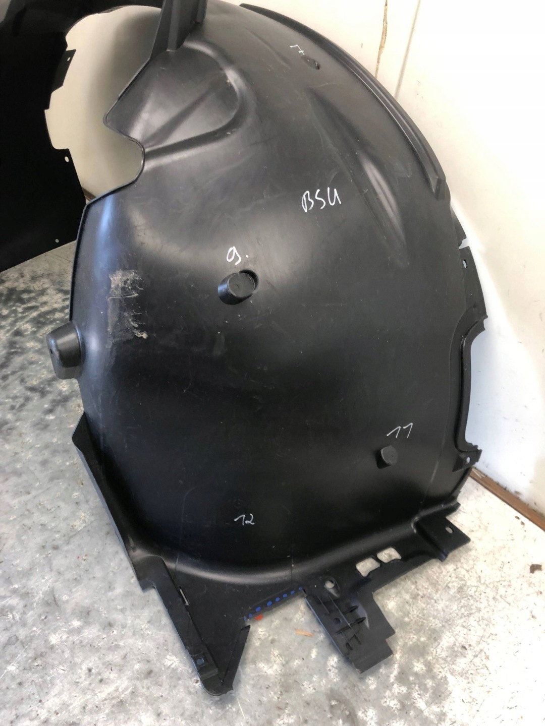 mudguard right front AUDI Q2 81M 81M821172
