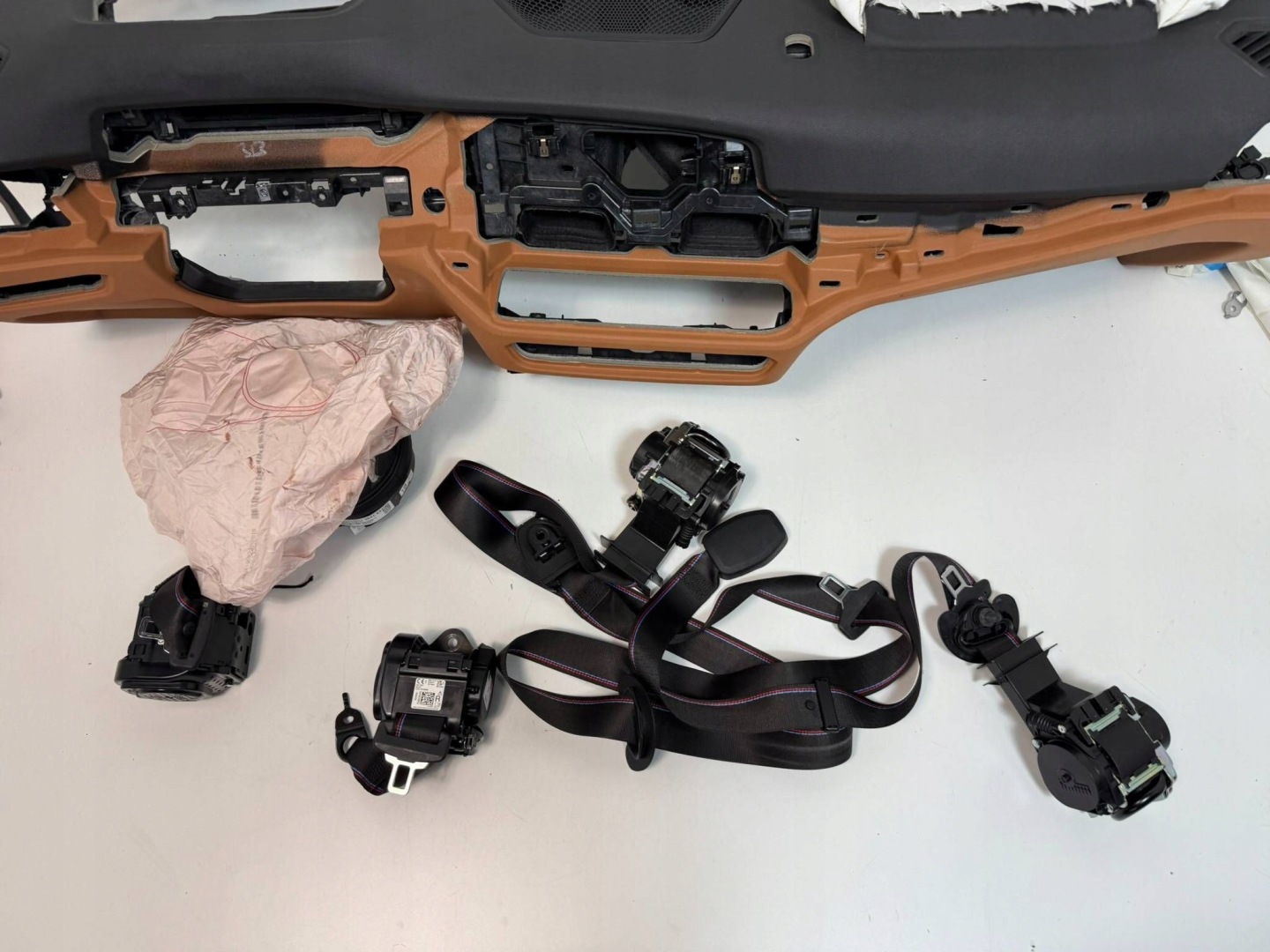 BMW G26 dashboard instrument panel console airbags kurtny