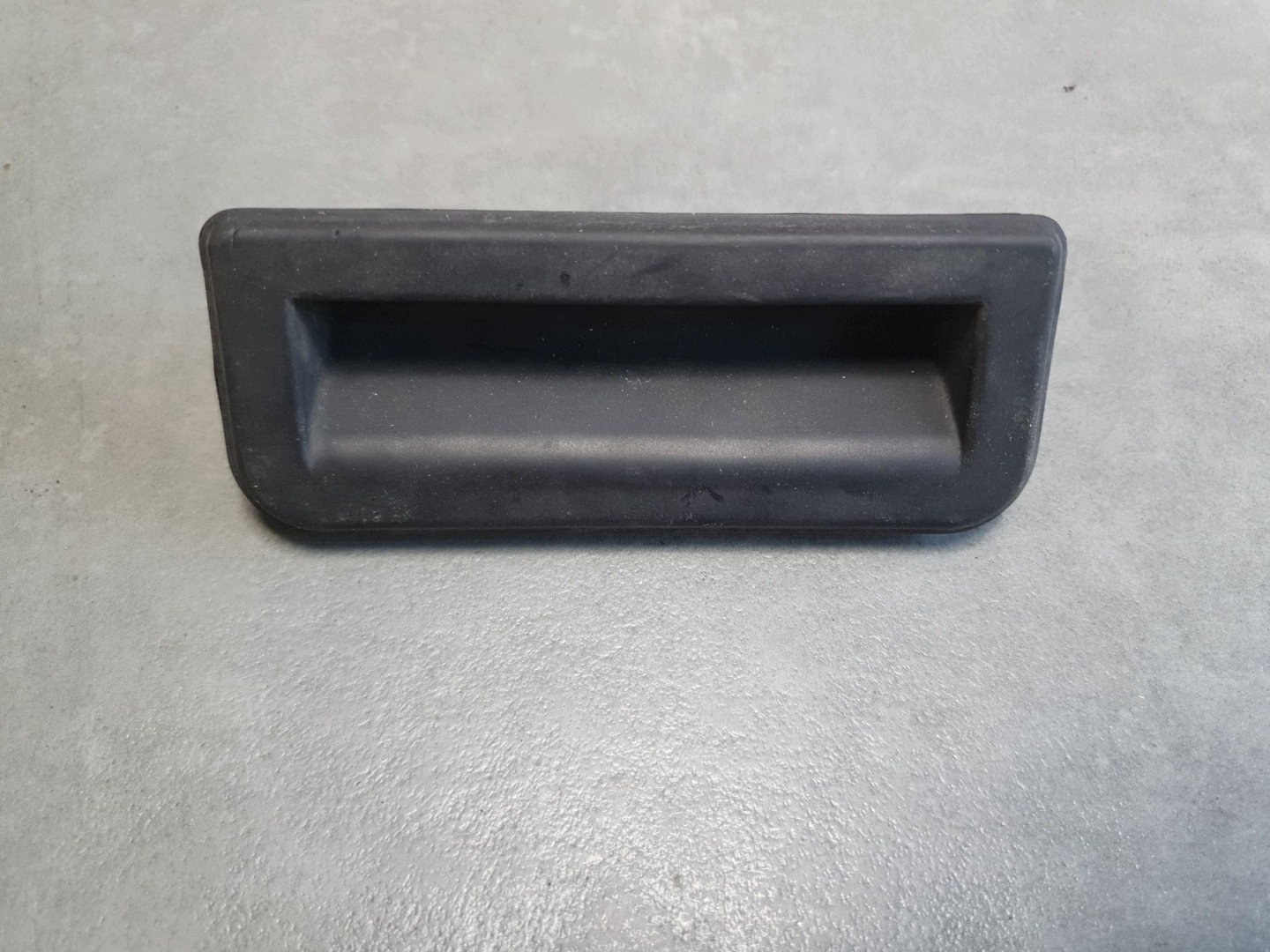 Audi SQ6 e-tron poignée du capot coffre 6V0827566