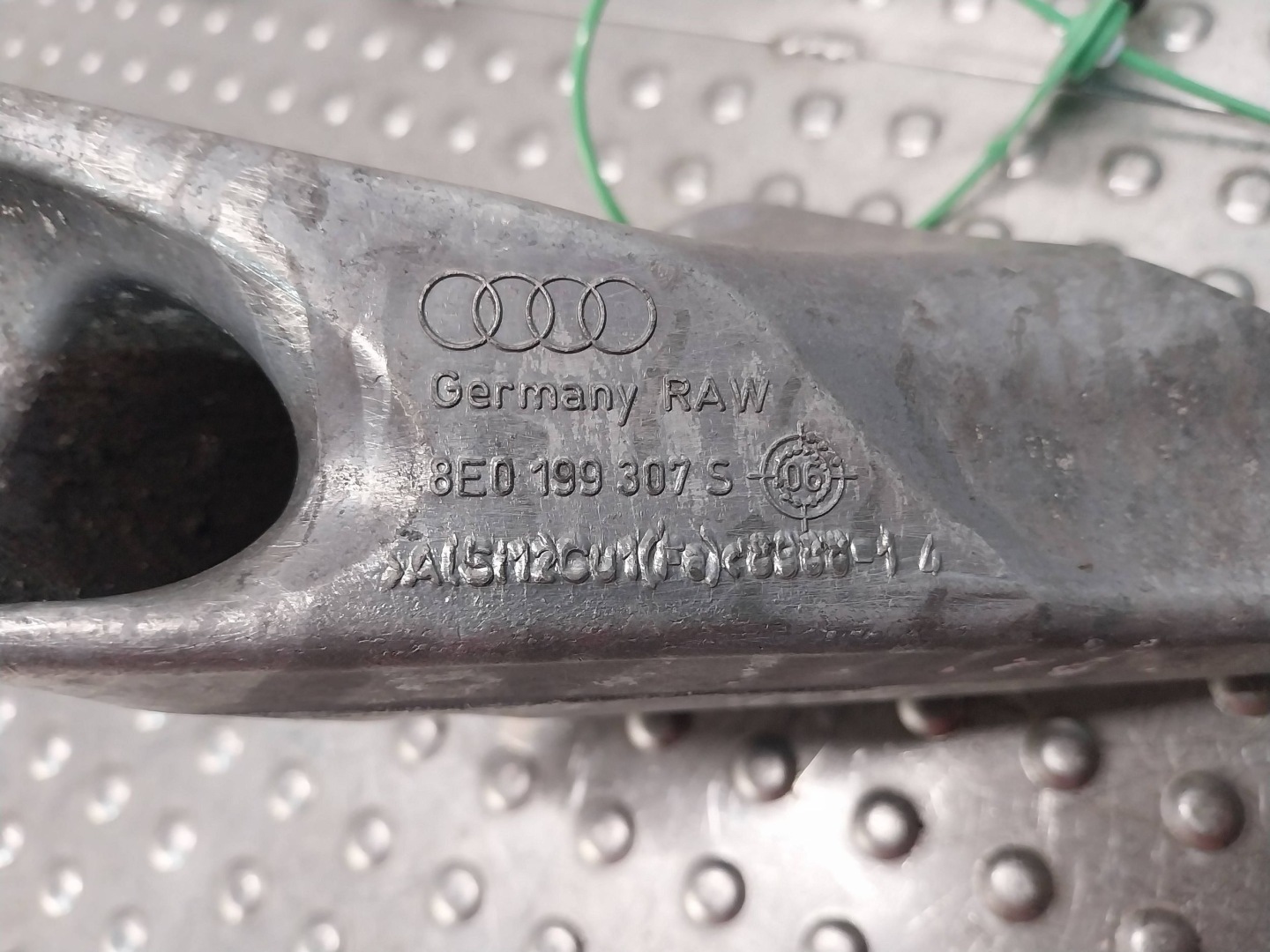 engine mount left 8E0199307S AUDI A4 B7 SEAT EXEO 2.0 TDI