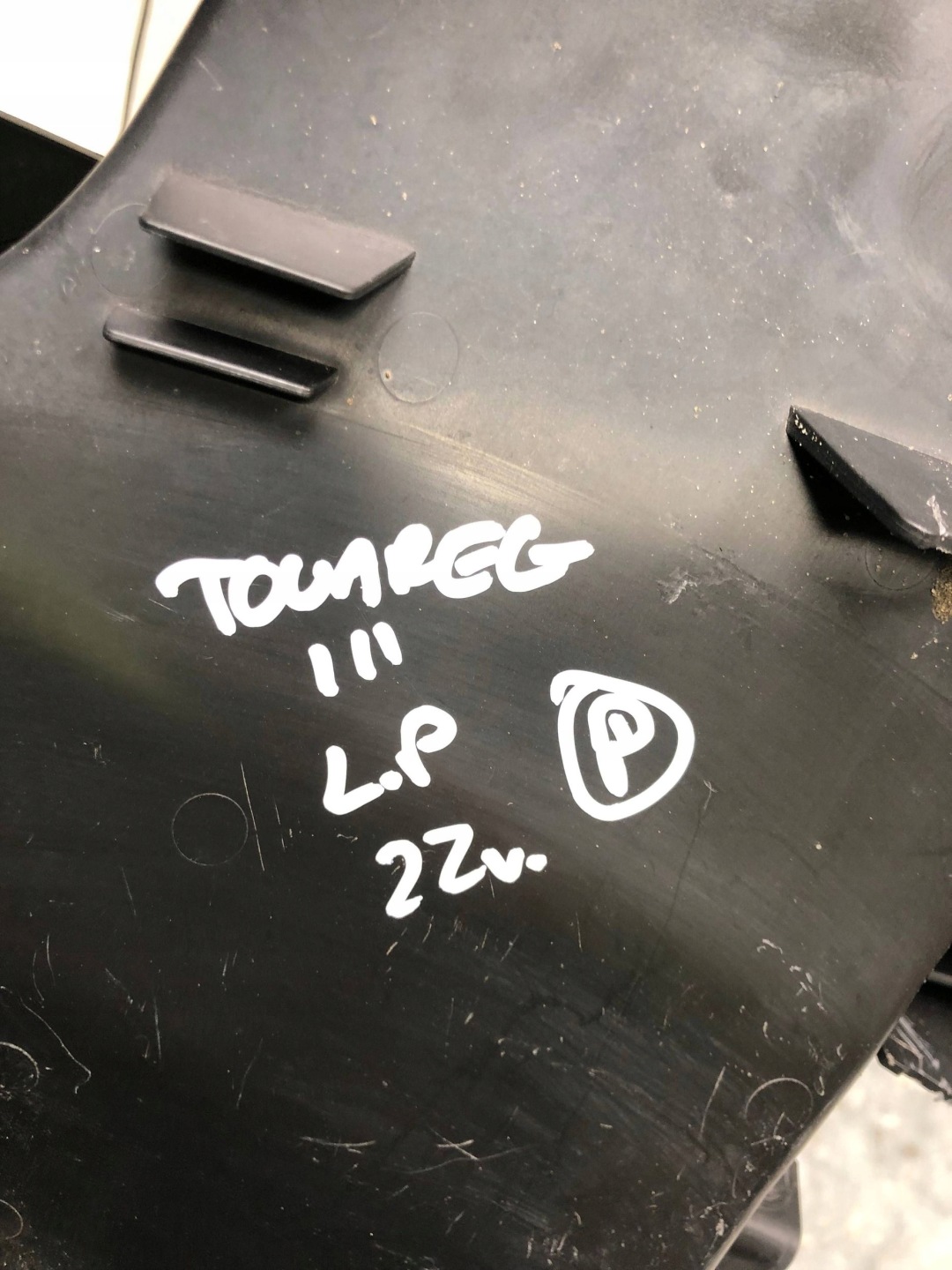 bumper bracket left front VW TOUAREG III 760807883C