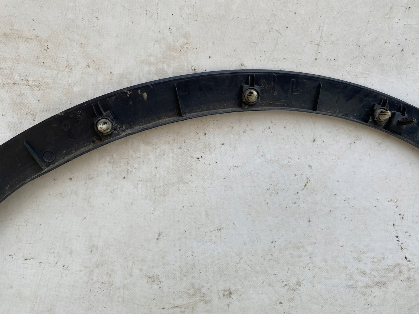 TESLA Y moulding fender left front 1683859-00-A