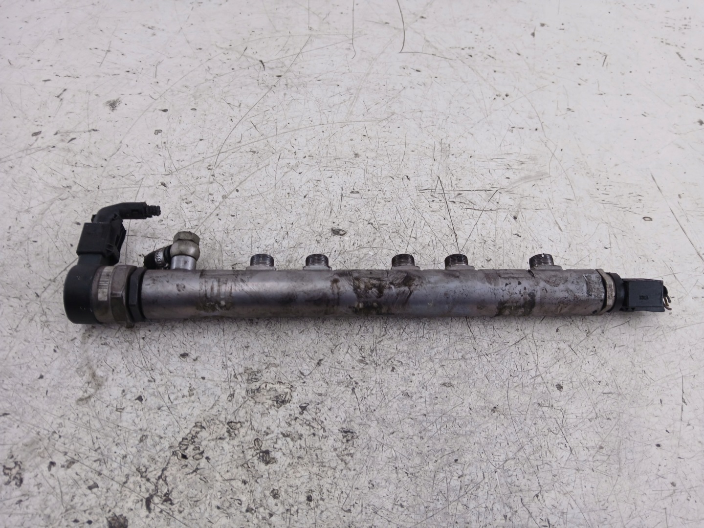BMW E60 E61 2.0 D injection ramp 7809129