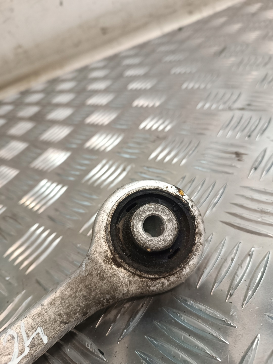 Querlenker vorne links AUDI A6C5 2.5TDI 2004r