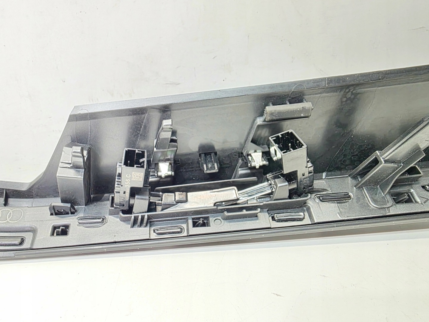 Moulage DEKOR du tableau de bord Console AUDI Q4 E-TRON 89C857189A Anglais