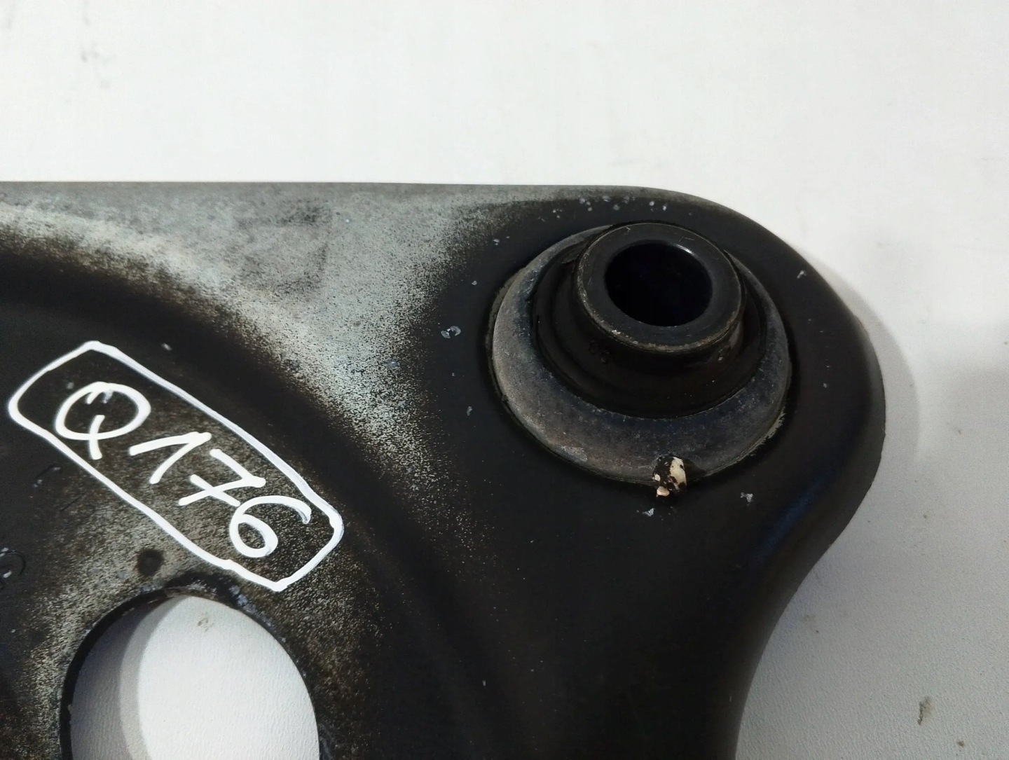Peugeot 208 and arm front left (Q176)