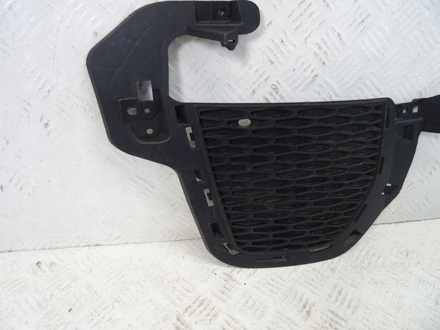 grid of a bumper front front right RANGE ROVER EVOGUE GJ32-15A299-B