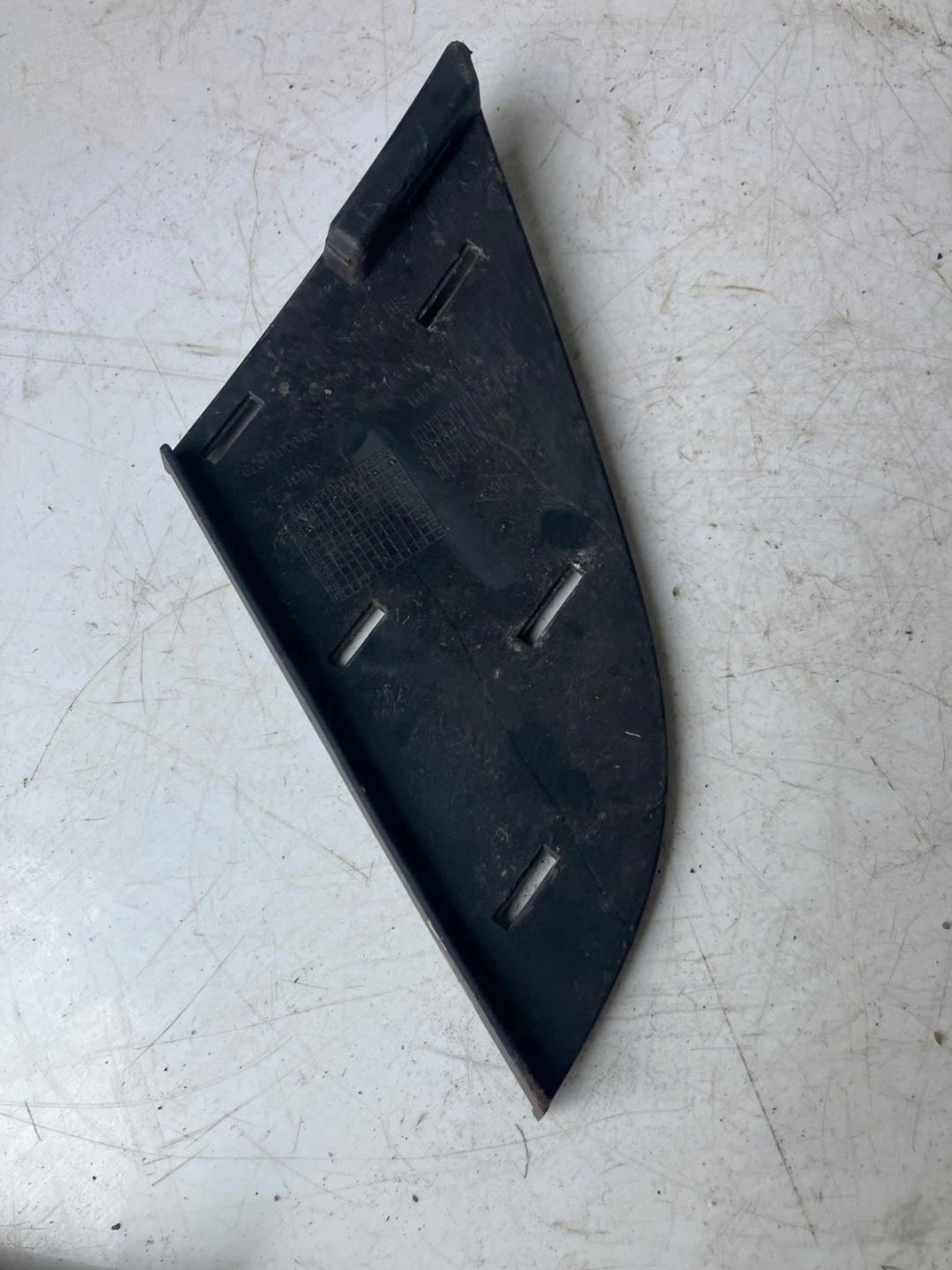 spoiler of a bumper right front RENAULT SCENIC III 623110004R