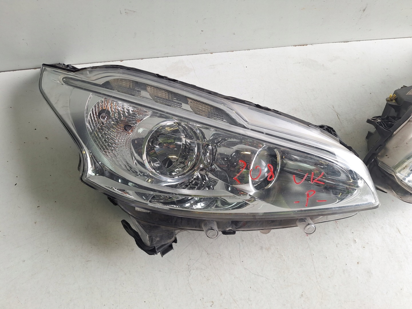 PEUGEOT 208 12-15 light left UK