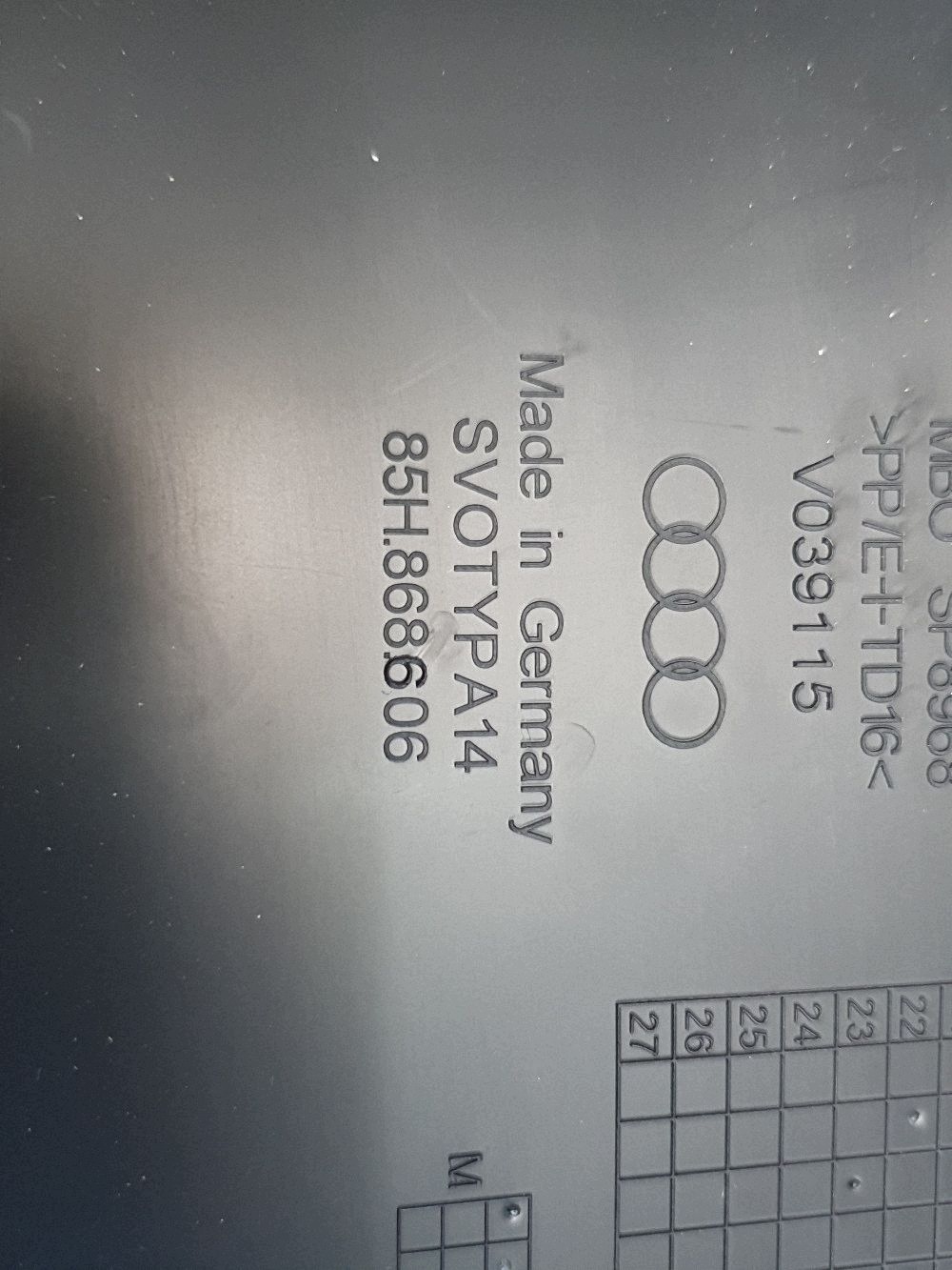 Audi SQ6 e-tron fedél oszlop C 85H868606