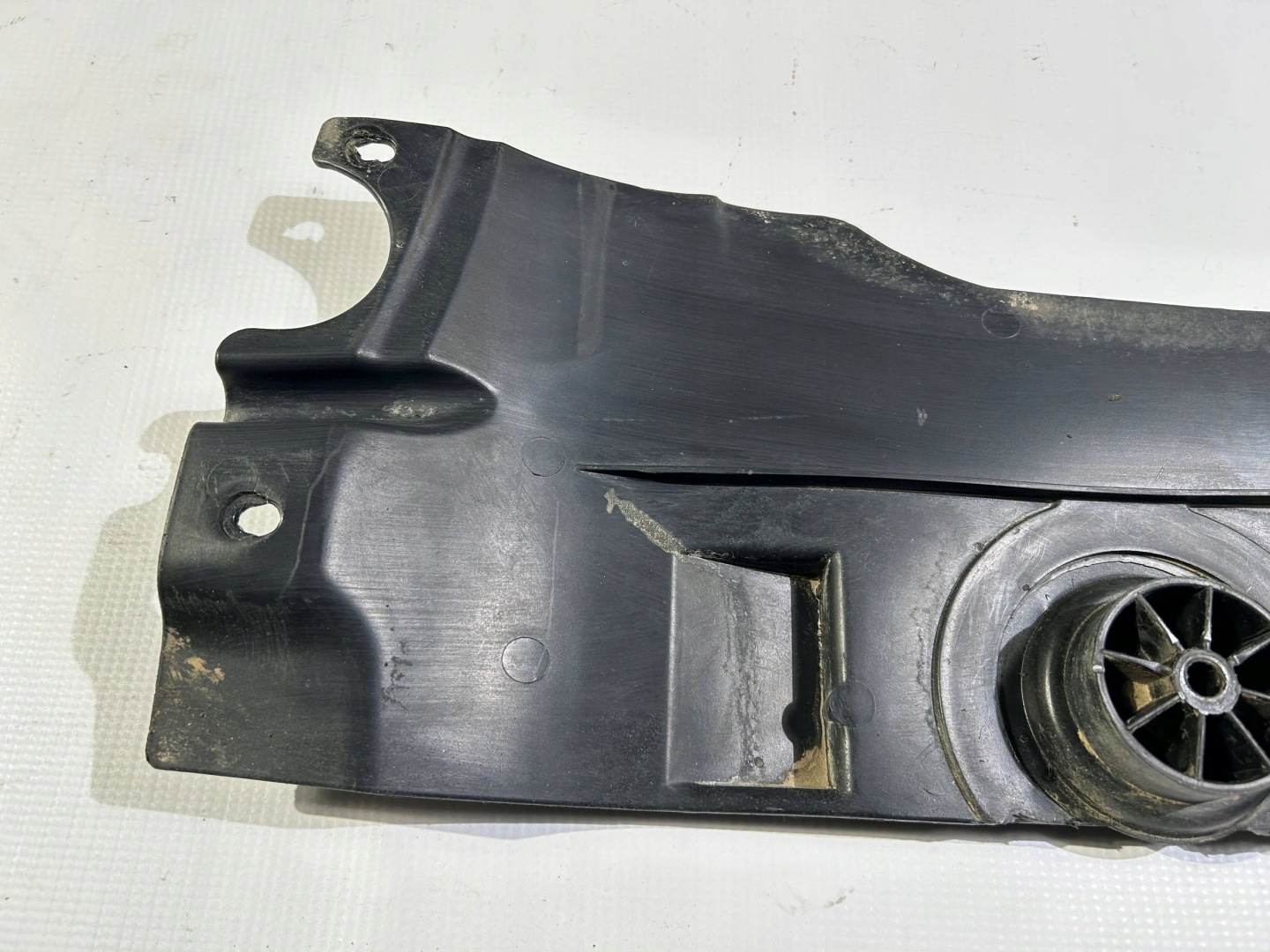 cover side lower chassis cover left Dodge Challenger 2008