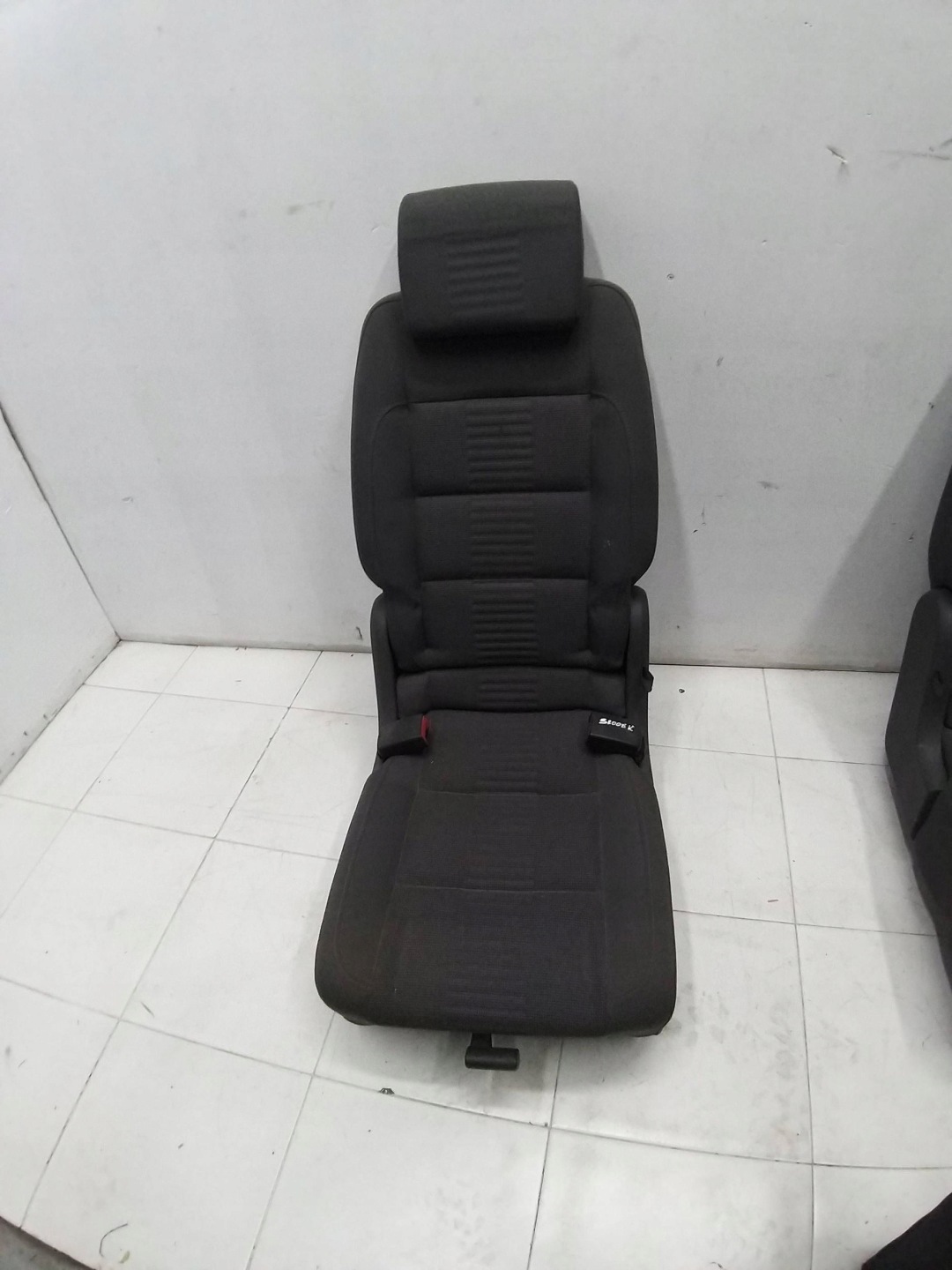 VW TOURAN 03-10R Sitz mitte heck hinten