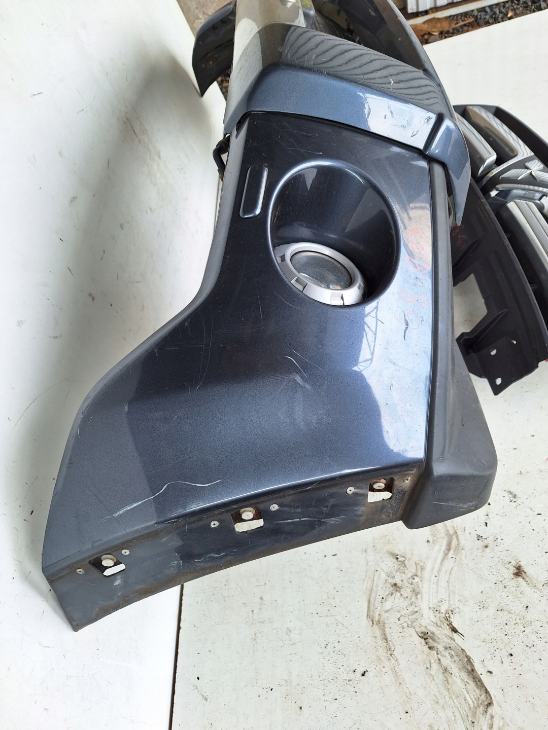 MITSUBISHI PAJERO IV 06-10 bumper + XENON