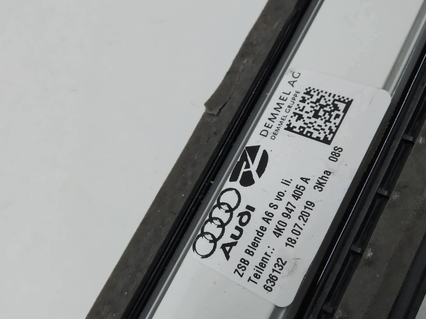 kryt PRAHU lišta LED levý předek 4K0947405A Audi A6 V (2018-) C8