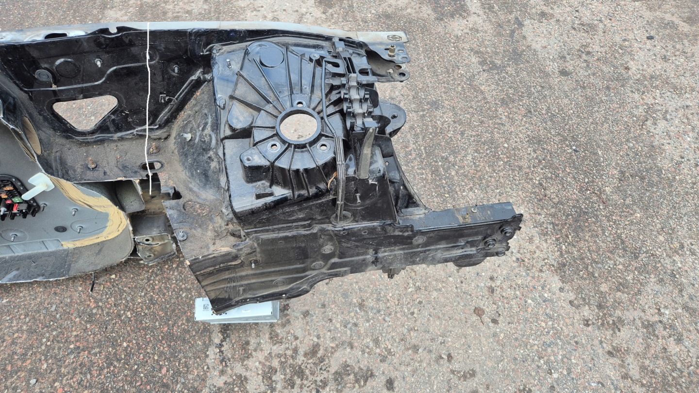 quarter front front left 040 MERCEDES C W205