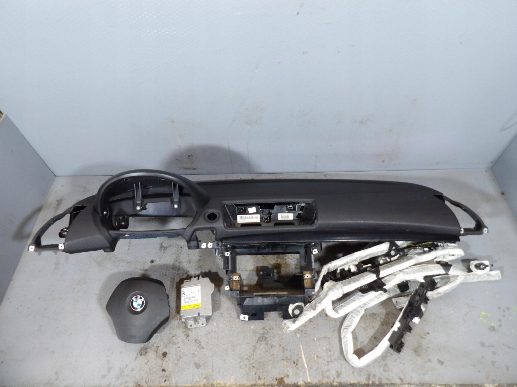 BMW 1 E87 console dashboard airbag cockpit