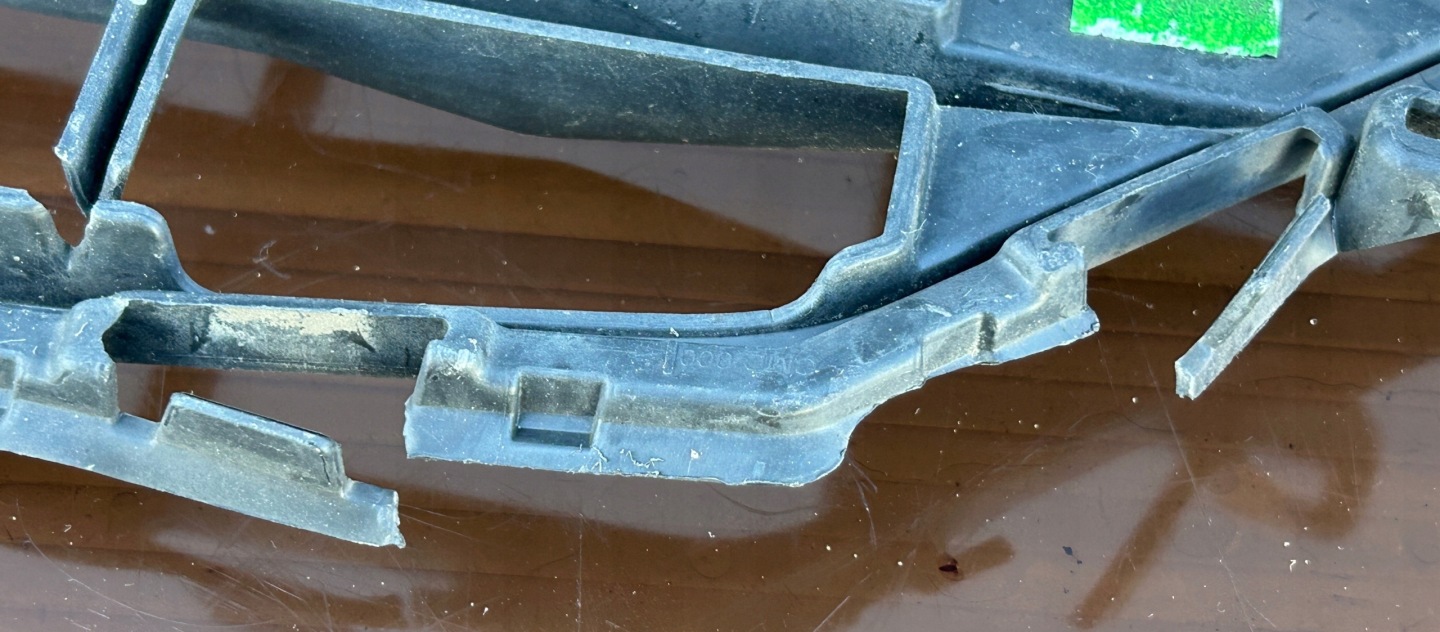 grid central of a bumper front VOLVO XC60 II 31425175