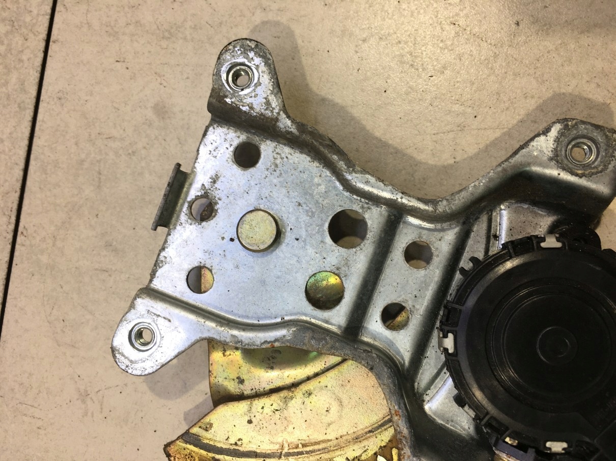 window regulator left rear part COROLLA VERSO E12