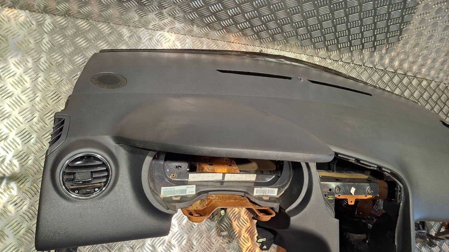 dashboard instrument panel console PEUGEOT 3008 and 2009