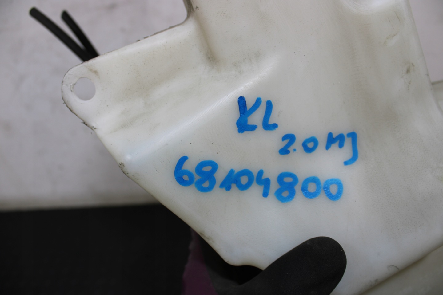 washer fluid tank JEEP CHEROKEE KL 68104800