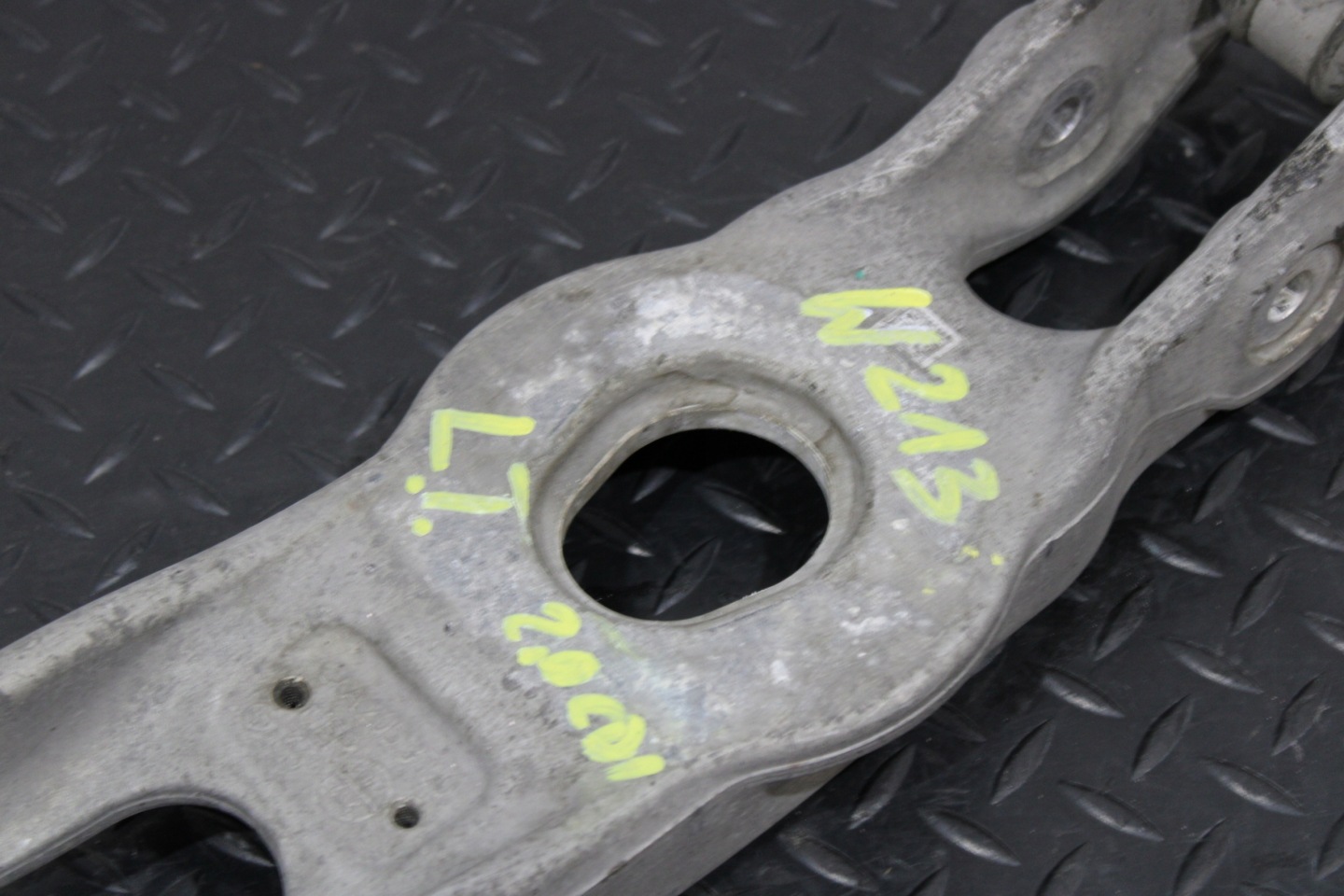 Querlenker links heck MERCEDES E-KLASA W213 AMG A2053300