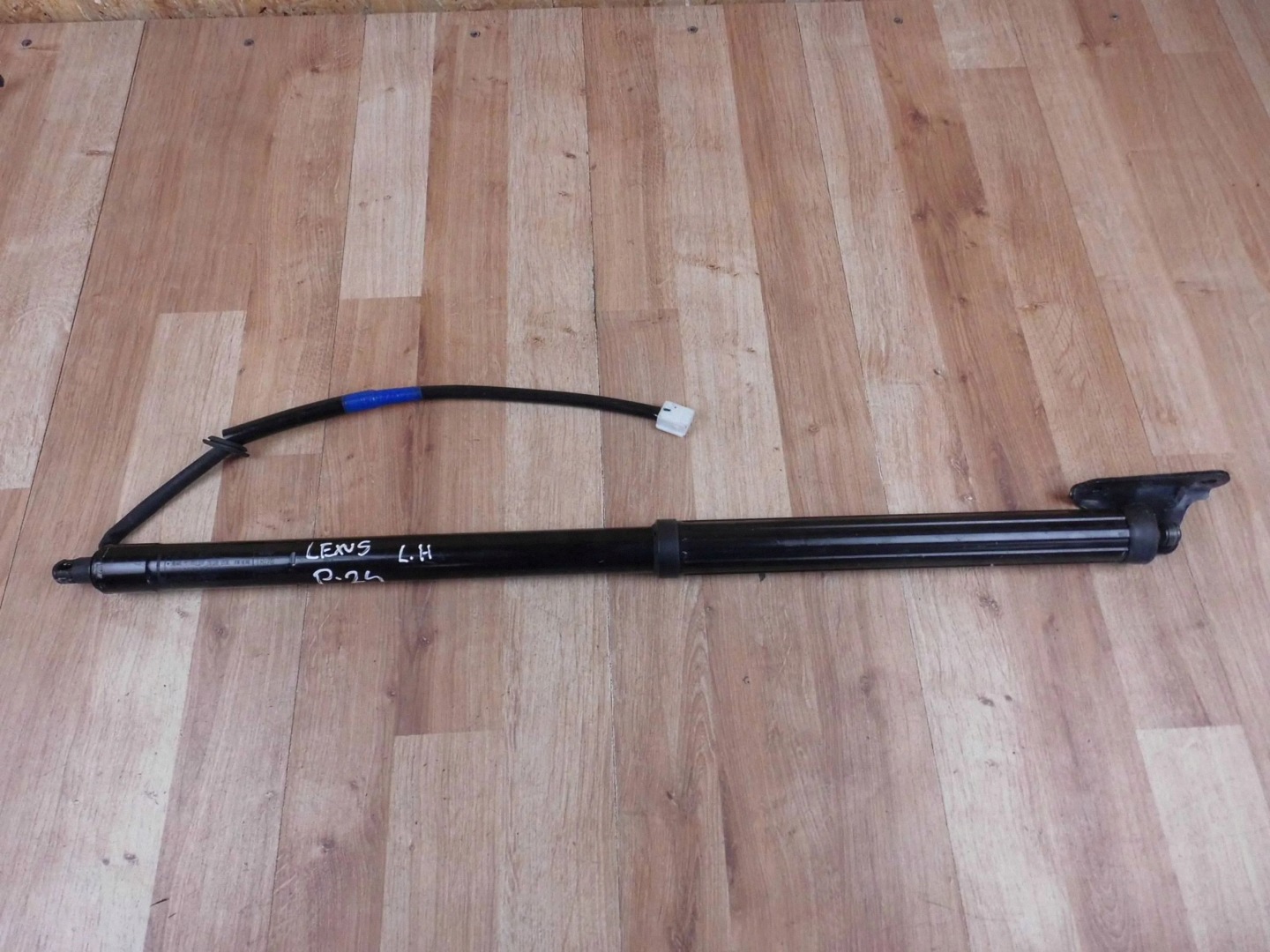 Lexus RX IV damper telescope bonnet rear part rear left 6892048030 68920-48030