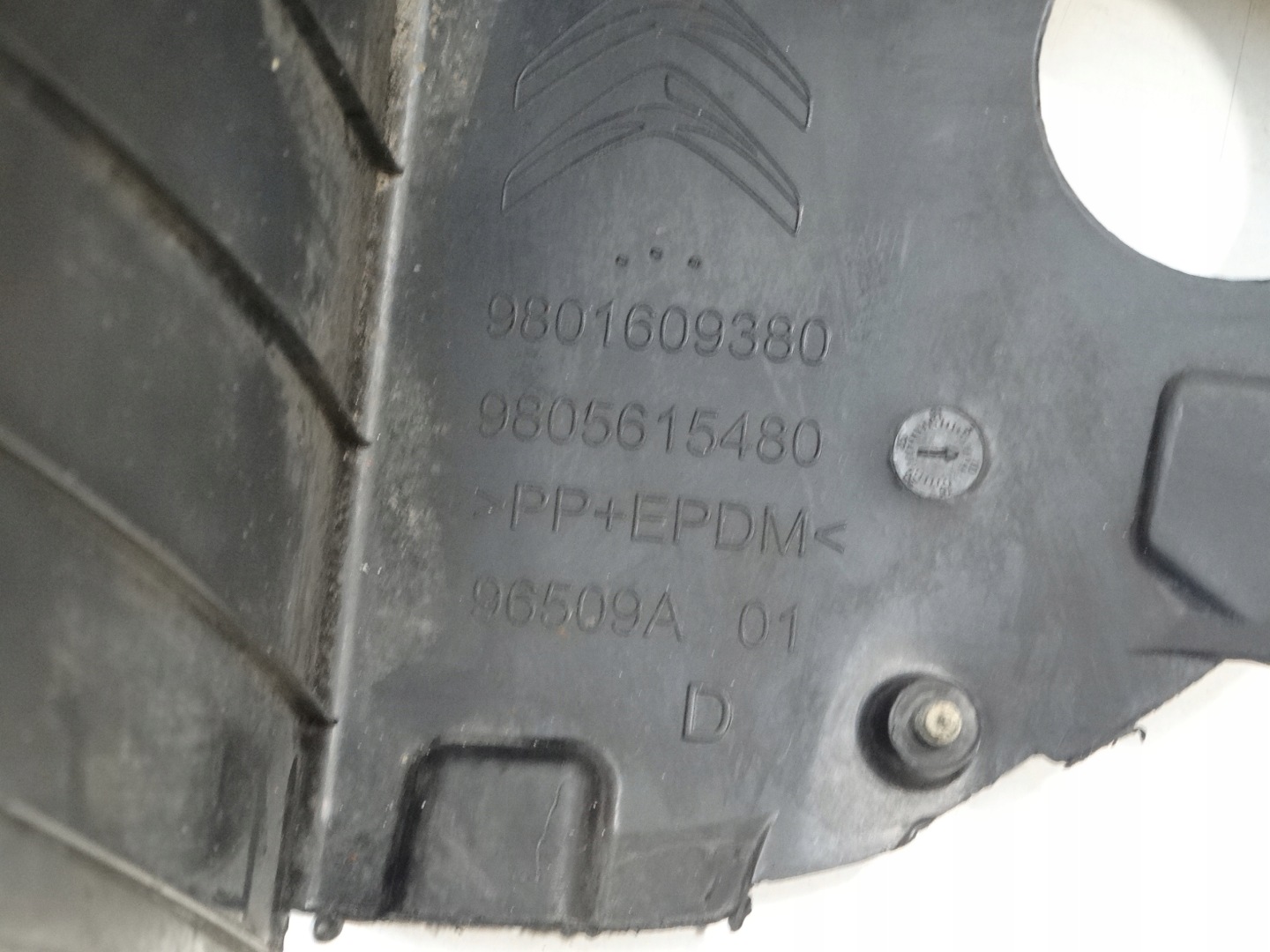 mudguard front right front CITROEN C4 CACTUS 2016R. 9801609380