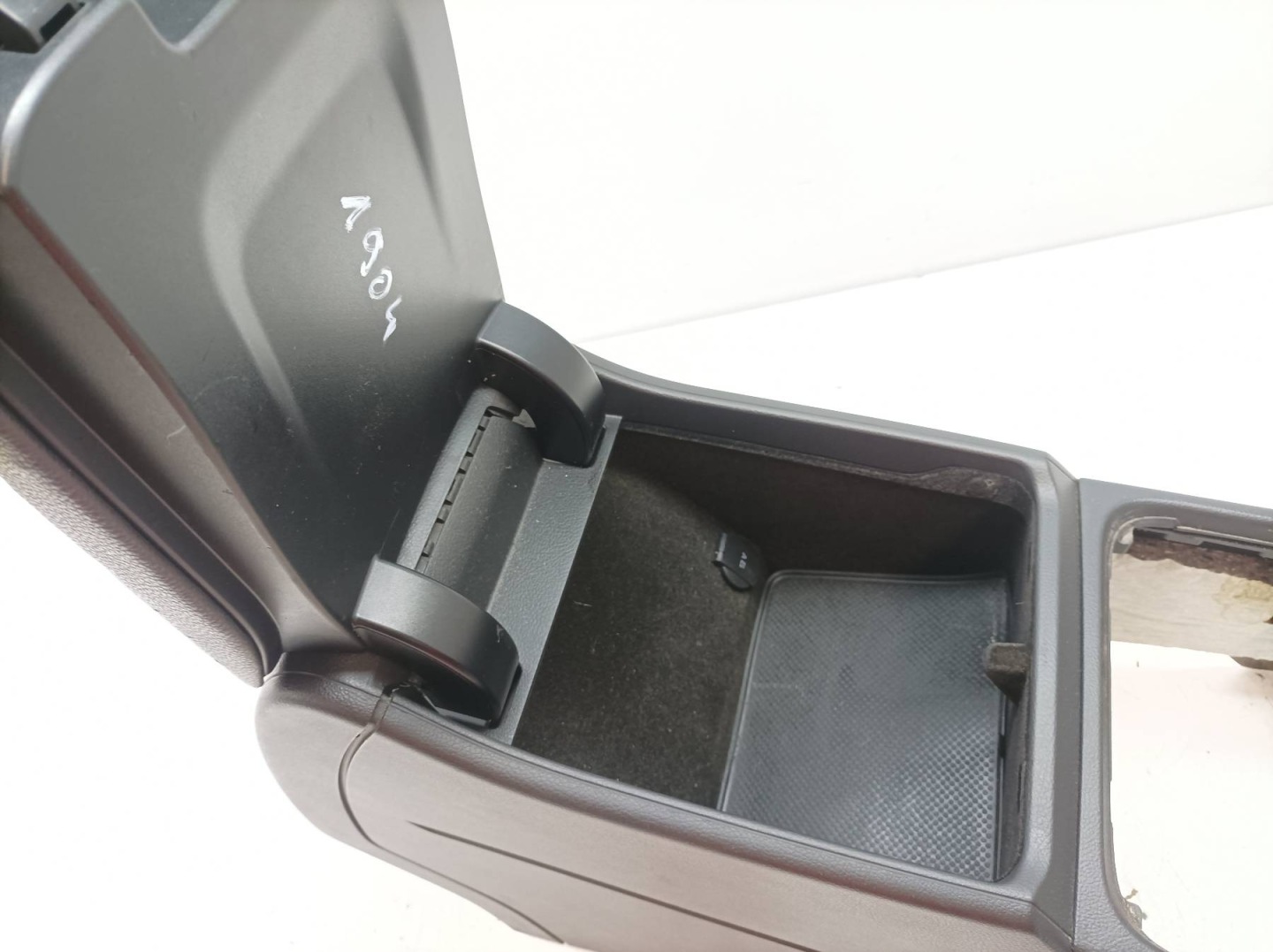 TUNEL central armrest passenger compartment 7P Volkswagen Touareg II (2011- )