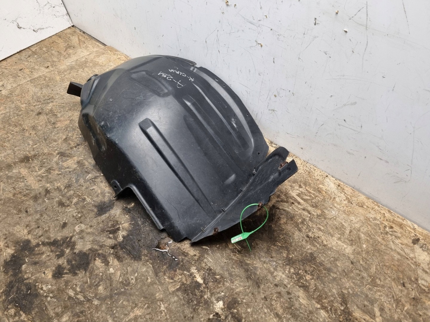 mudguard left front part front A2518840522 MERCEDES R W251